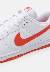 Nike Sportswear DUNK RETRO - Sneakers basse - white/picante red