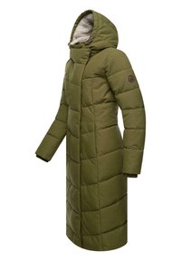 Garšs olīvzaļš pūkains mētelis ar kapuci, quilted tekstūru, priekšējo rāvējslēdzēju un ribotām piedurknēm. Siltināta flīsa odere iekšpusē.