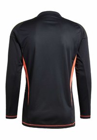 Maglietta sportiva nera a maniche lunghe con pannelli laterali arancioni e cuciture arancioni sui polsini e sull'orlo, mostrata da dietro.