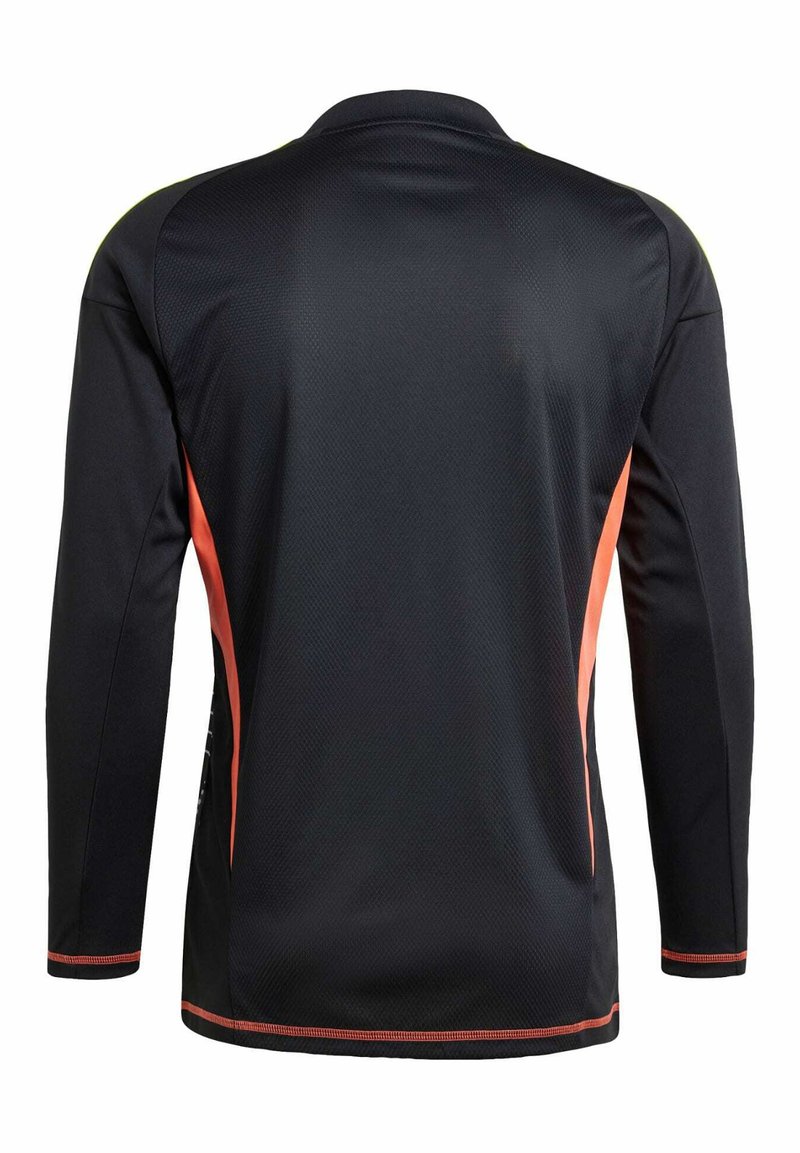 Camisa deportiva negra de manga larga con paneles laterales naranjas y costuras naranjas en puños y dobladillo, vista desde la parte trasera.