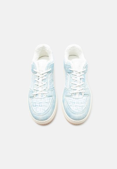 Ανοιχτό μπλε αθλητικά παπούτσια με λευκά κορδόνια και επένδυση από γούνα, τοποθετημένα δίπλα δίπλα σε λευκό φόντο, σε θέα από πάνω.