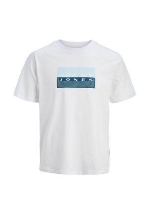 Witte katoenen t-shirt met een blauw grafisch rechthoekig ontwerp met de tekst "JACK & JONES" in wit en donkerblauw, ronde hals, korte mouwen.