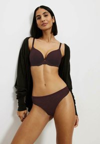 Zestaw biustonosza i majtek w ciemnym burgundzie; biustonosz posiada gładkie miseczki i koronkowe akcenty, natomiast majtki mają subtelny kwiatowy wzór i miękką talię.