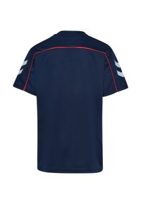 Marinblå atletisk tröja med korta ärmar, har röda detaljer och gråa inslag på axlarna. Tillverkad av ventilerande, strukturerad tyg.