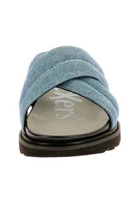 Sandalo in denim con cinturini incrociati di colore azzurro chiaro, dotato di una soletta testurizzata e una suola in gomma nera per aderenza e comfort.