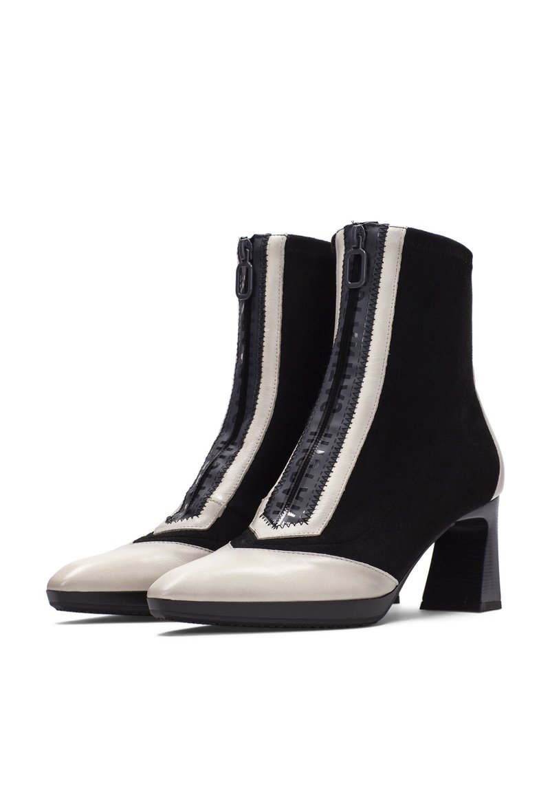 Svarta mocka ankelstövlar med en beige lackläder tåhätta, med en främre dragkedja, en texturerad panel och en fyrkantig klack.