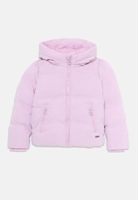 Chaqueta acolchada rosa con capucha, con cremallera frontal, dos bolsillos laterales con cremallera y puños acanalados. Textura suave, diseño ligero.