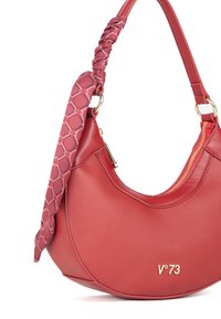 Borsa a tracolla in finta pelle rossa con forma curva, dotata di una tracolla in tessuto a motivo intrecciato e dettagli in zama dorati.