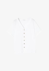 Camisa blanca de manga corta con escote en V y una fila de seis botones marrones en el frente, hecha de una tela suave y lisa.