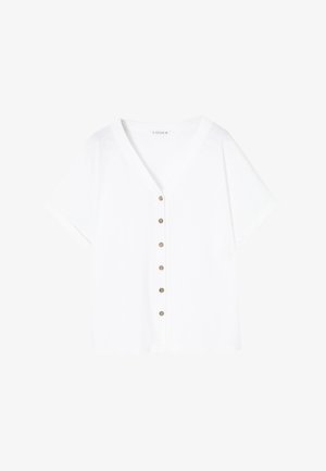 Valge lühikeste varrukatega särk V-kaelusega ja kuue pruuni nööbiga ees, valmistatud pehmest ja siledast kangast.