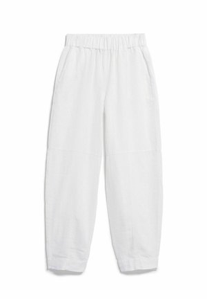 Witte casual broek met elastische tailleband, zijzakken en ontspannen taps toelopende pijpen, weergegeven op een effen witte achtergrond.
