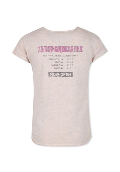 Lichtroze t-shirt met korte mouwen en een ronde hals. "ZADIG & VOLTAIRE" gedrukt in vette roze letters, met daaronder de openingstijden en "NU GEOPEND".