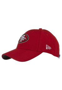 Rote Baseballmütze mit dem Logo der San Francisco 49ers auf der Vorderseite und dem weißen New Era-Logo an der Seite, schräger Blick auf weißem Hintergrund.