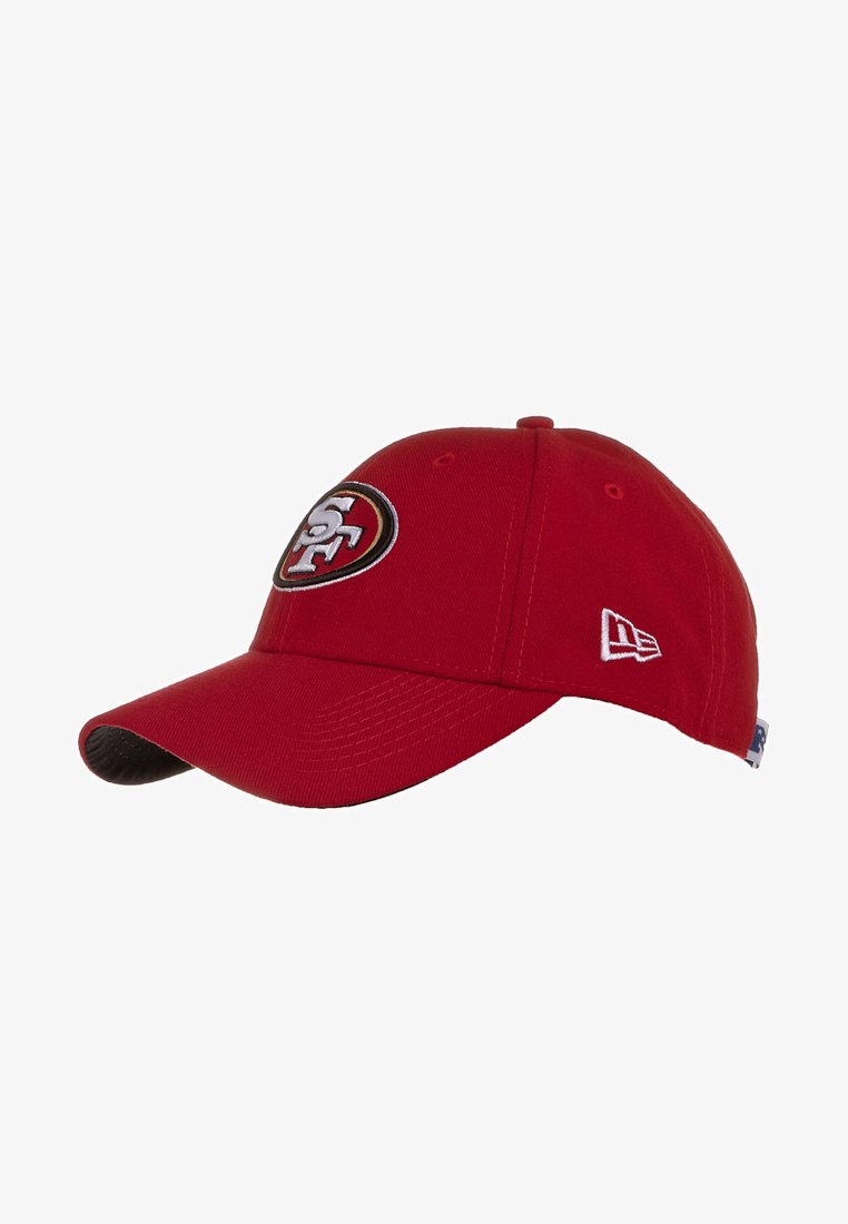 Rote Baseballmütze mit dem Logo der San Francisco 49ers auf der Vorderseite und dem weißen New Era-Logo an der Seite, schräger Blick auf weißem Hintergrund.