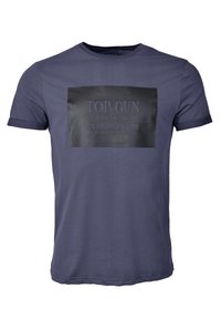 Mörkblå bomulls T-shirt med en svart rektangulär patch som visar "TOP GUN 69TH DIVISION AN AMERICAN ICON" i upphöjd skrift. Korta ärmar.