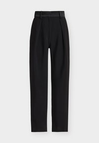 Črne hlače s pregibom spredaj, krojene zasnove in gladkim satenastim pasom, s silhueto ravnih nogavic.