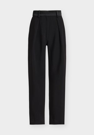 Črne hlače s pregibom spredaj, krojene zasnove in gladkim satenastim pasom, s silhueto ravnih nogavic.