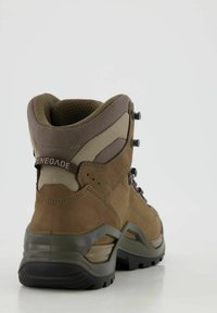 Brauner Wanderschuh mit einem Obermaterial aus Wildleder und Mesh, gepolstertem Kragen und strukturiertem Gummisohle. Metallhaken für die Schnürsenkel und Logo-Detail enthalten.