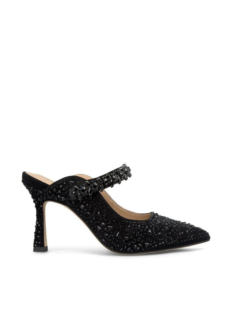 Scarpa alta con tacco a spillo nera, con punta affusolata, decorata con vari strass neri e una fascia decorativa sopra il piede.