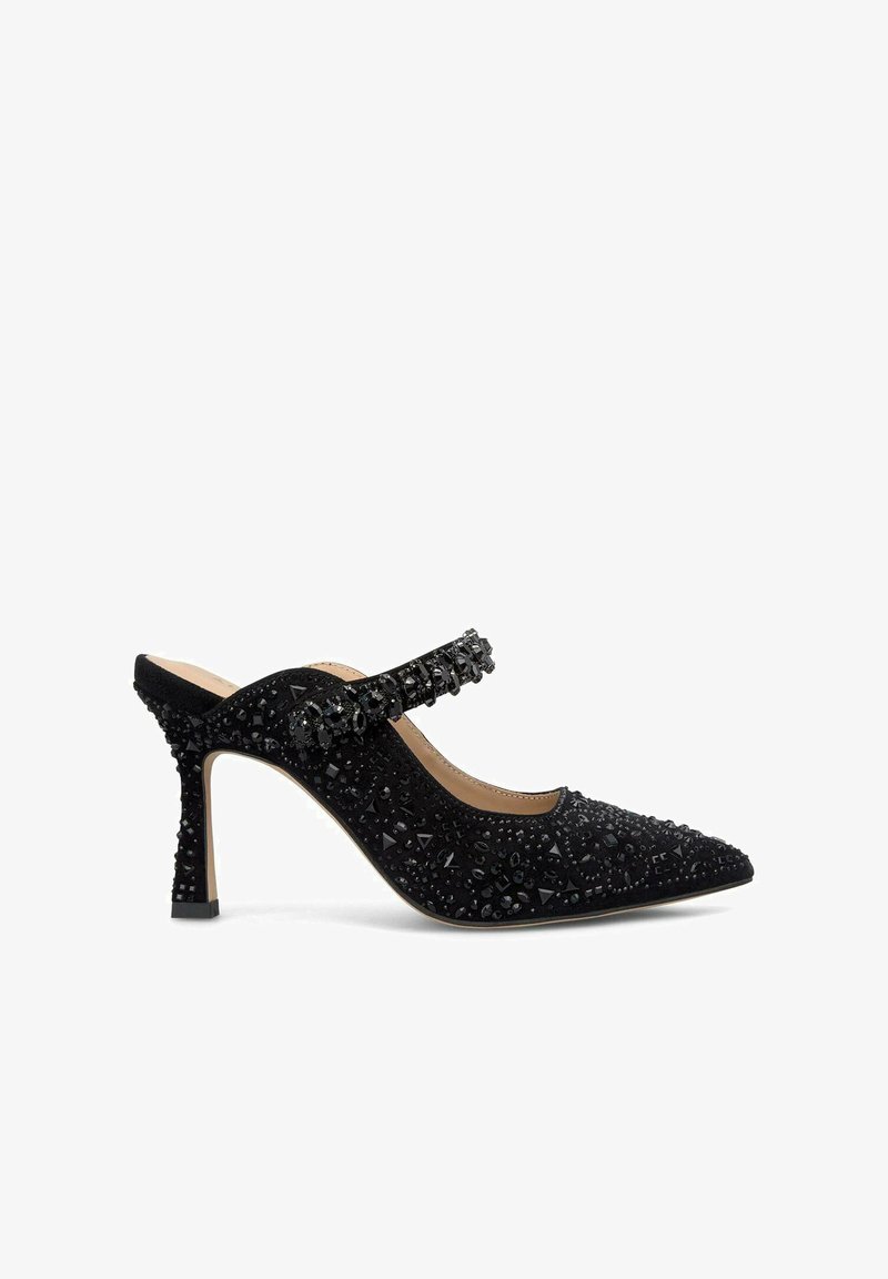 Czarna, wysoka sandałowa szpilka z ostrym noskiem, ozdobiona różnymi czarnymi cyrkoniami i dekoracyjnym paskiem na wierzchu stopy.