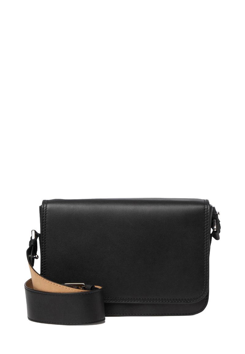 Svart läder crossoverväska med en slät yta, rektangulär form, avtagbar rem och sömdetaljer längs kanterna.