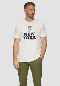 s.Oliver MIT PEANUTS-MOTIV UND FLAMMGARNSTRUKTUR - T-shirt print - weiß