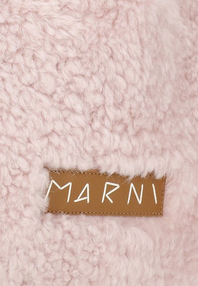 Tessuto fluffy rosa con un aspetto texture, caratterizzato da un'etichetta in pelle marrone con scritte bianche che recitano "MARNI."
