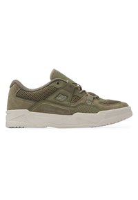 Gröna mocka- och nät-sneakers med perforerade detaljer, rund tå, kontrasterande vit gummisula och texturerade accenter på hälen.