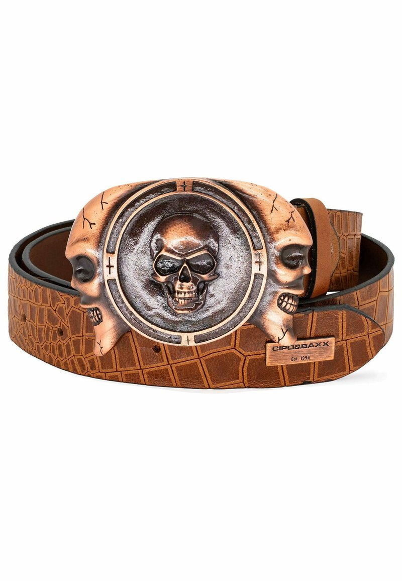 Bruine leren riem met een krokodillenpatroon, voorzien van een metalen schedelgesp en twee kleinere schedelaccenten. Gegraveerd merklogo aanwezig.