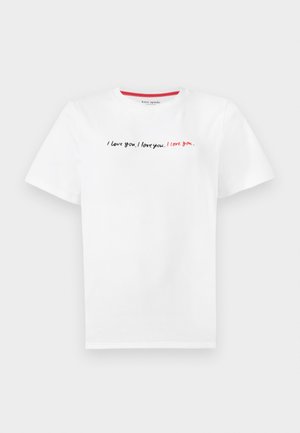 Camiseta blanca de manga corta con el texto "Te amo." repetido tres veces en el pecho, en escritura manuscrita negra y roja.