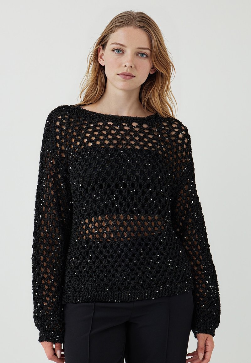 Pull en tricot noir avec un motif de crochet lâche et ouvert, et des manches longues. La texture inclut des accents chatoyants à travers le tissu.