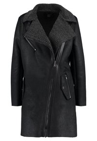 Černý kabát z umělé kůže s šedou fleecovou podšívkou, asymetrickým zipem a dvěma předními kapsami na zip. Má límec a dlouhé rukávy.