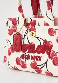 COACH CHERRY CARGO TOTE - Mala de mão - chalk multi