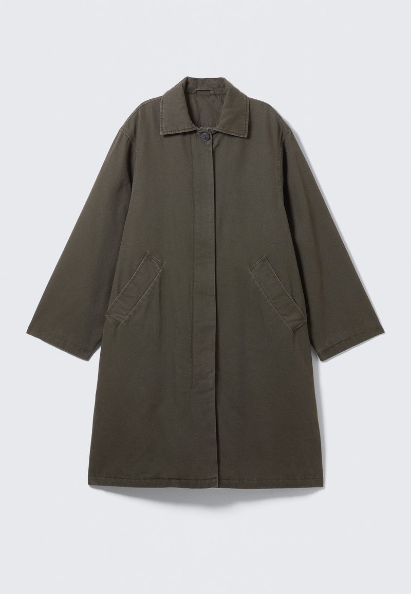 Olivgrön kappa i midjelängd tillverkad av bomull. Har knappstängning, stora sidfickor och en klassisk krage. Enkel, rak design.