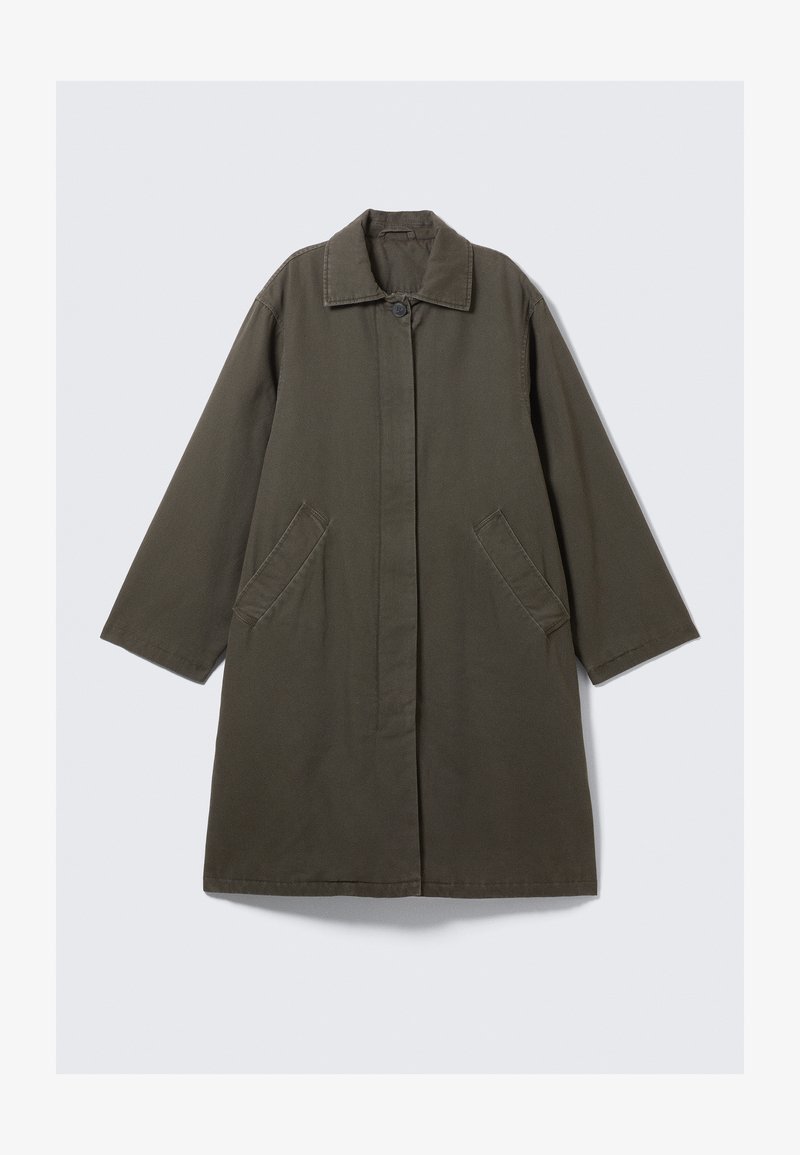 Olivovo zelený kabát strednej dĺžky vyrobený z bavlny. Má zapínanie na gombíky, veľké bočné vrecká a klasický golier. Jednoduchý, rovný dizajn.