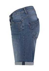 Jeansshorts met een middelhoge pasvorm, blauwe wassingen, knoopsluiting en opgerolde manchetten. Voorzien van vijf zakken en subtiele vervaging voor textuur.