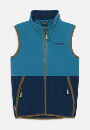Fleece vest in blauw en marineblauw met bruine accenten, voorzien van een hoge kraag, een ritssluiting aan de voorkant en twee ritssluitingen aan de zijkanten. “TROLLKIDS” logo weergegeven.