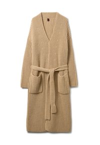 Beige gebreide cardigan met een V-hals, lange mouwen, twee voorzakken en een bijpassende riem, met een geribbelde textuur.