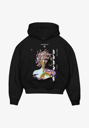 Juodas gobtuvas, puošnus spalvotu piešiniu, vaizduojančiu Medūzos tipo figūrą, išryškintu tekstu ir priekyje esančia kengūros kišenė.