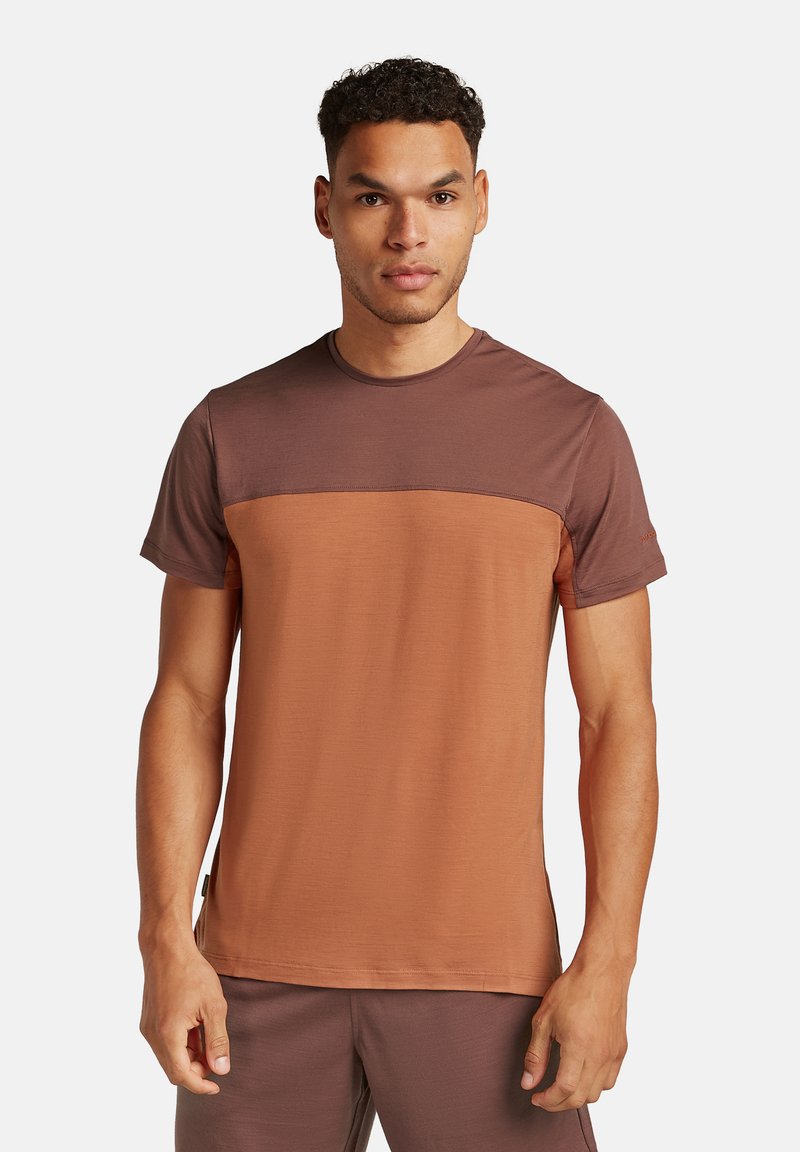 T-shirt a maniche corte con un design a blocchi di colore nelle tonalità di marrone. Realizzato in un tessuto testurizzato, presenta un collo rotondo e dettagli cuciti.