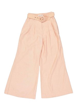 Pantalones de talle alto y pierna ancha en color durazno con pliegues y cinturón a juego con hebilla redonda, mostrados sobre un fondo blanco plano.