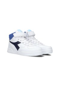 Sneaker alta in pelle bianca con accenti blu navy. Caratteristiche includono un design con lacci, strap in velcro e suola texturizzata per una migliore aderenza.