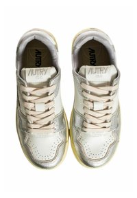 Sneakers bianchi in pelle con dettagli argento e lacci beige. Caratterizzati da una punta rotonda, dettagli perforati e una suola in gomma.