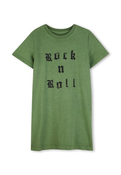 T-shirt vert à manches courtes avec une coupe décontractée, arborant le texte "Rock n Roll" imprimé en lettres noires usées sur le devant.