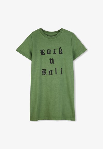 T-shirt vert à manches courtes avec une coupe décontractée, arborant le texte "Rock n Roll" imprimé en lettres noires usées sur le devant.