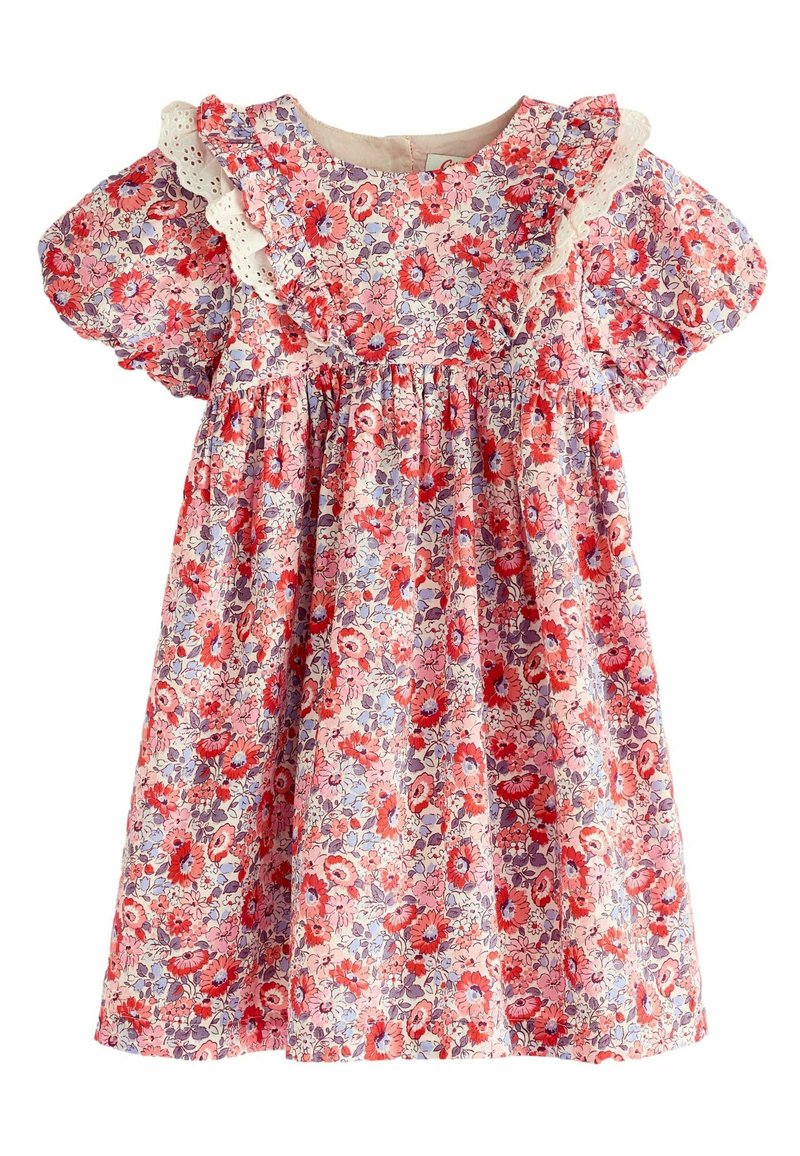 Kwiatowa sukienka z krótkimi bufkami, w różowy i czerwony wzór kwiatowy na jasnym tle. Posiada falbaniasty dekolt z koronkowym wykończeniem.