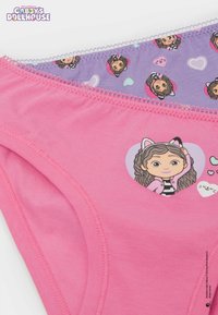 Roze katoenen ondergoed met een hartvormige grafiek van een personage met krullend haar. De tailleband heeft een paarse ontwerp met herhalende motieven van het personage.