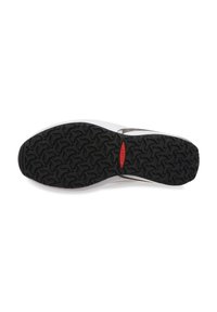 Suela de zapato con un patrón de goma negra texturizada, que presenta un logotipo rojo y una entresuela blanca. Duradera y diseñada para ofrecer tracción.