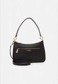 Mala de mão em couro preto com forma arredondada, com alça superior e alça para ombro removível. Fecho de correr e detalhe do logotipo em tom dourado.