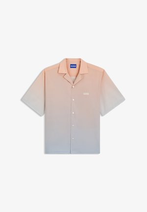 Kortærmet skjorte med knapper og en gradient fra lys fersken til bleg blå, med en lille HUGO-logo på brystet.